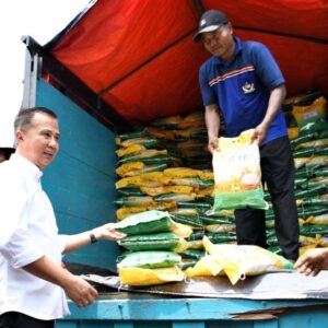 Upaya Pengendalian Inflasi, Bey Machmudin Tinjau Gerakan Pasar Murah di Majalengka