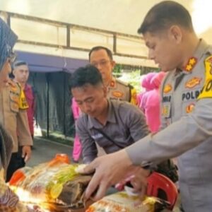Rela Antri Buru Beras, Ratusan Emak-Emak di Purwakarta Serbu Operasi Murah Jelang Ramadan