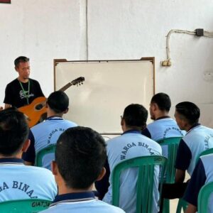 Kerjasama LPK Lapas Bersama Rumah L-BENR, Berikan Pelatihan Kemandirian Pembuatan Gitar Akustik pada WBP Lapas Indramayu