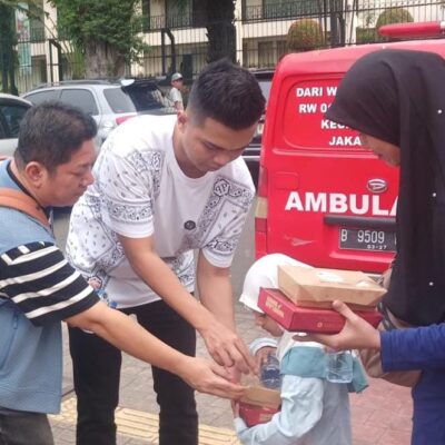 Erick Thohir Mania Bagikan Ratusan Kue Takjil, Nasi Kotak dan Air Mineral di Lapangan Banteng