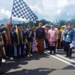 Wakili Bupati, Sekda Konawe Lepas Kontingen Pawai Budaya HUT Ke 65 Kabupaten Konawe